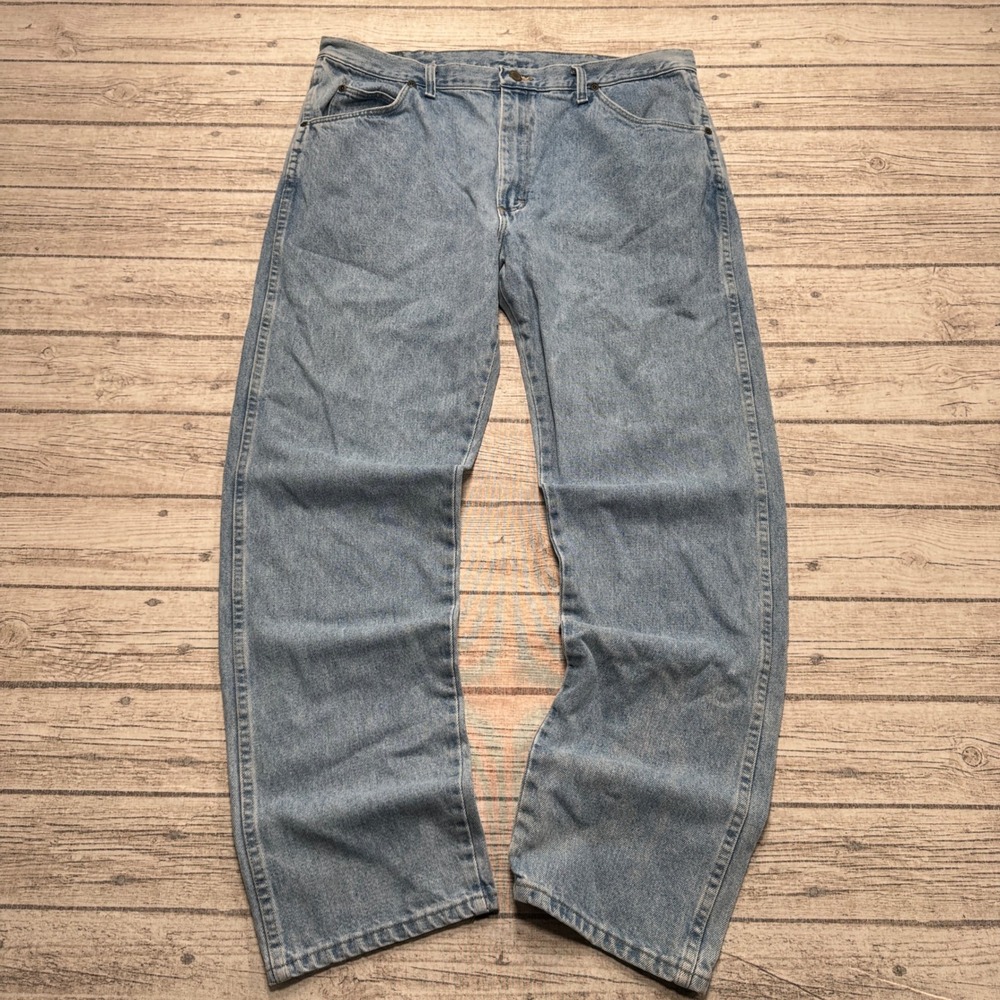 Wrangler Jeans Men's 38x32 Blue Light Wash Straight Leg Relaxed Fit High Rise